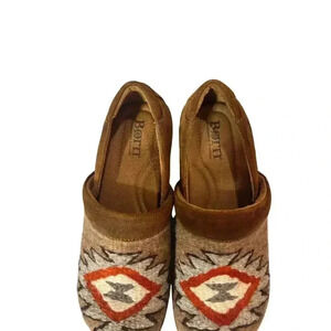 Born Women 6 Bailey Closed Back Clogs Like New Boho Embroidery Handsewn